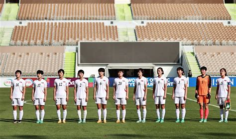 ＜サッカー女子北挑戦代表来日＞来日するサッカー女子北朝鮮代表の選手らと見送りに来た人々 ― スポニチ Sponichi Annex サッカー