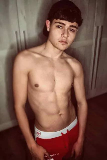 GÂTEAU AU BŒUF mâle sans chemise coupe musculaire jeune jock hunk bel