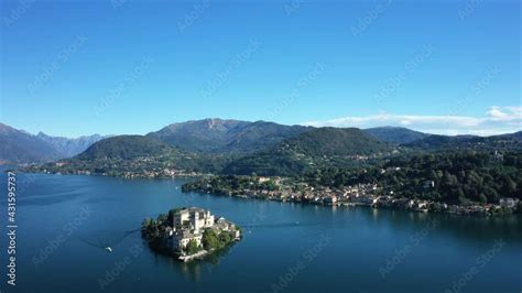 L Le Saint Jules Isola Di San Giulio Au Milieu Du Lac D Orta