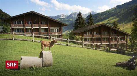 Minderj Hrige Asylsuchende Ziehen Im Reka Dorf An Der Lenk Ein