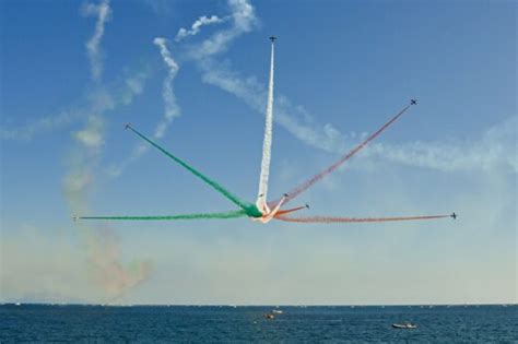 Lo Spettacolo Delle Frecce Tricolori A Pozzuoli Le Foto Cronaca Flegrea