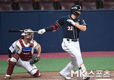 김재환 `한 점 더 달아나는 적시타` Mk포토 Mk스포츠