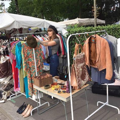 Entspannt Von Stand Zu Stand Schlendern Nach Schn Ppchen Und