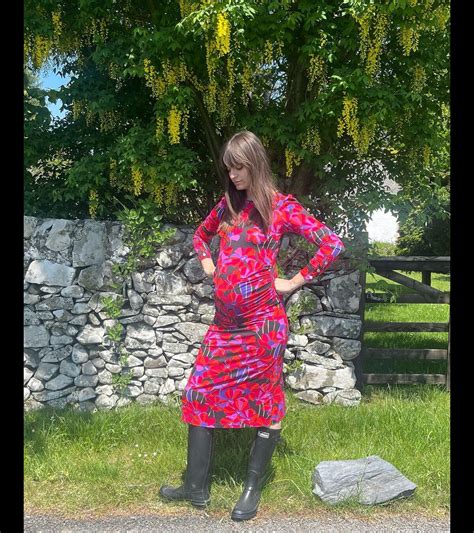 Photo La Chanteuse Y Appara T En Robe Printani Re Rouge Et Bottes