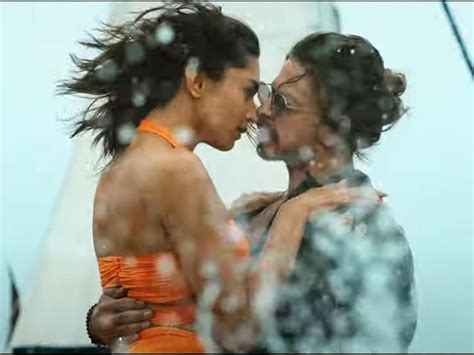 Shahrukh Khan And Deepika Padukone Kiss