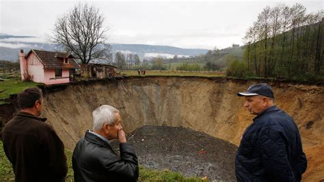 Bosnien Herzegowina Riesiges Erdloch verschluckt Teich und Bäume DER