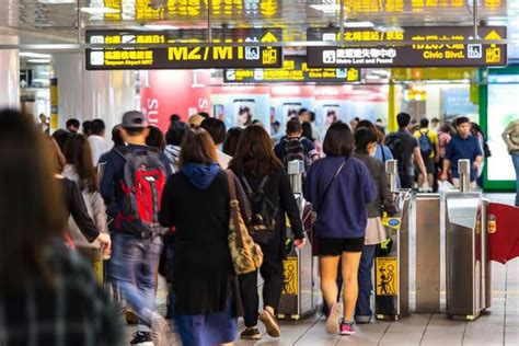 她搭捷運睡著遭噁男狂摸 正義姐蒐證打臉豬哥 下場曝 社會 中時