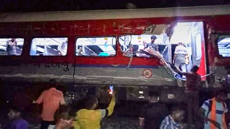 More Than 230 Killed 900 Injured In Three Train Crash In India D Ample Newspaper