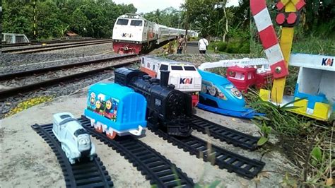 Drama Mencari Dan Merakit Kereta Api CC203 Rail King Thomas And Friends