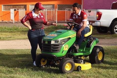 Entrega Yensunni Mart Nez Tractor Podadora Para Avanzar En Limpieza De