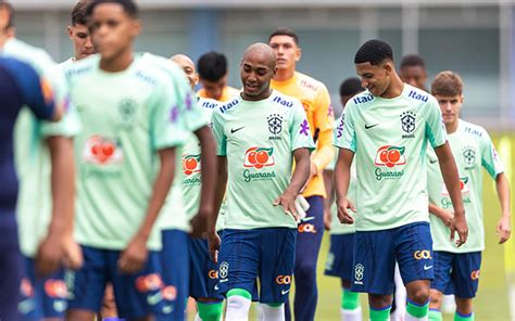 Após período na Seleção Brasileira crias do Fla se reapresentam e