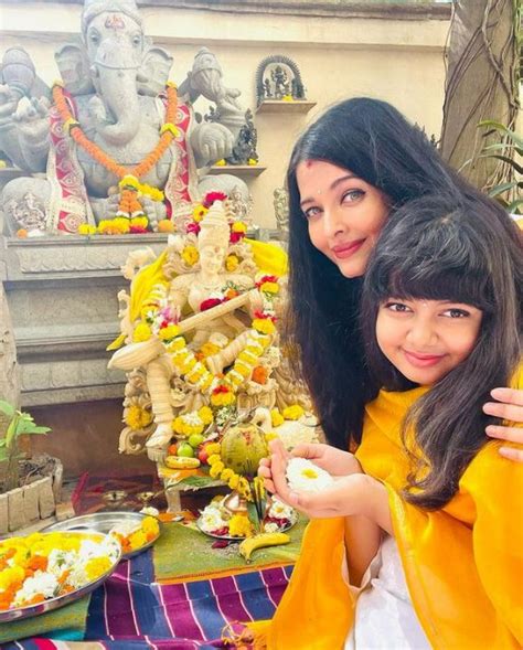 Aishwarya Rai stuns in rare photo with lookalike daughter Aaradhya ...