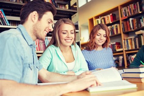 Menschen wissen bildung und schulkonzept gruppe glücklicher schüler