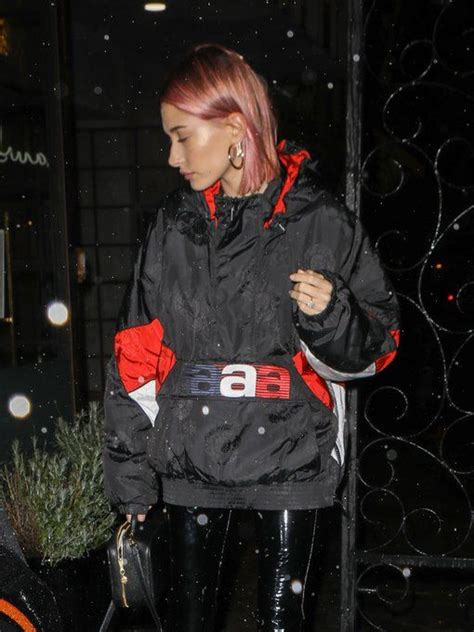 Mídia PBBR on Twitter Hailey baldwin North face backpack Hailey bieber