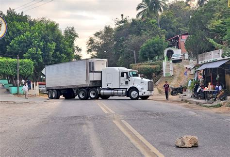 ReporTorres on Twitter Bloquean la carretera federal México Acapulco