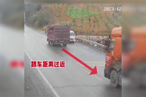 跟车太近急刹甩尾，大货车“神龙摆尾”撞上路边停放小货车