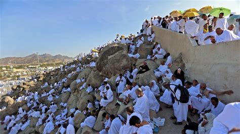 En Arabie saoudite les pèlerins du hajj prient sur le mont Arafat