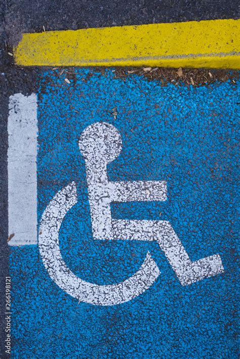 Handicap handicaper symbole signalétique marquage sol réservé accès