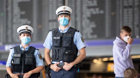 Flughafen Frankfurt Frau Bedroht Polizisten Mit Messer