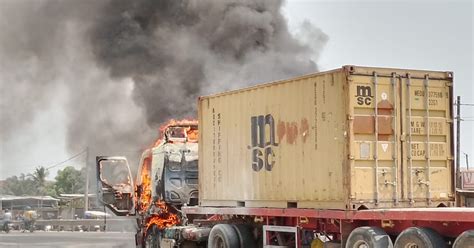 Un Camion Prend Feu En Pleine Circulation Heures Au Benin