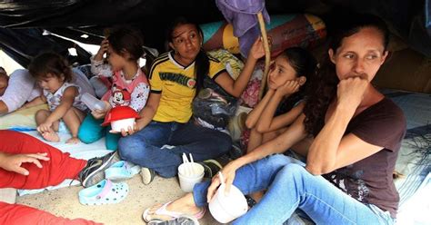 Decenas De Venezolanos Cruzan La Frontera Con Colombia Para Conseguir