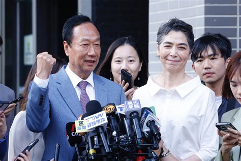 快訊／郭台銘、賴佩霞赴北市選委會送件 連署數仍是謎！黃士修：明天會公布 政治焦點 太報 Taisounds