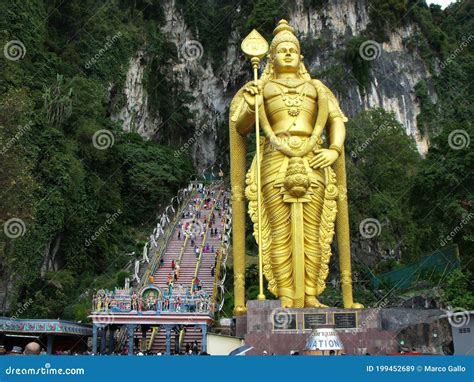 Les Gens Montant Les Escaliers Des Grottes De Batu La Statue Dor E De