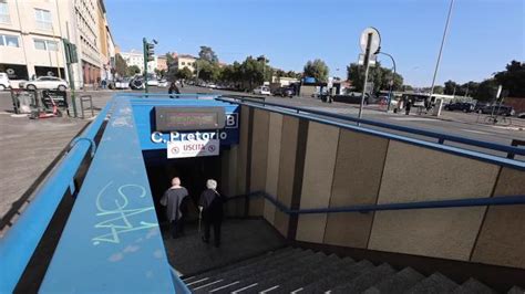 Metro Scale Mobili E Ascensori Fuori Uso In Una Stazione Su Due Roma