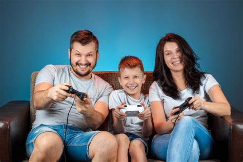 Un Jeu Gay De Mère Et Fils De Père De Famille Sur Les Jeux Vidéo