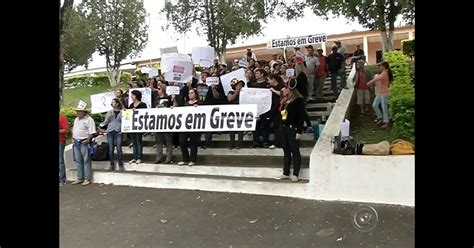 G1 Servidores públicos protestam em frente à Prefeitura de Nova