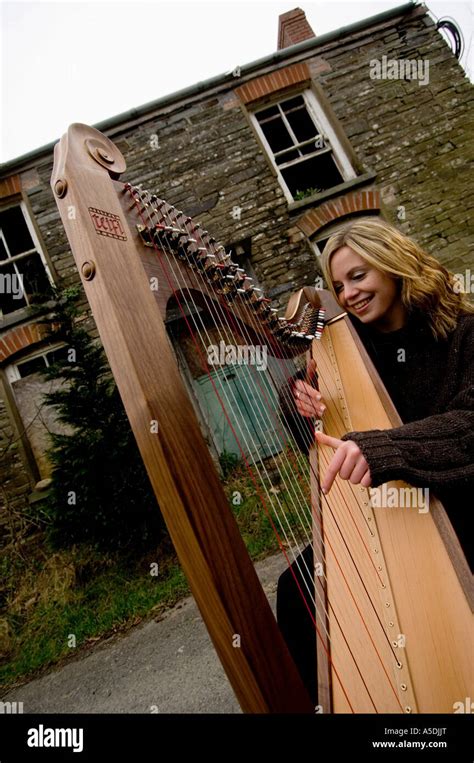 Playing Harp Banque De Photographies Et D’images à Haute Résolution Alamy