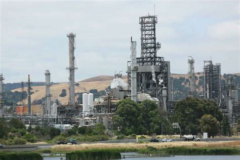 Martinez oil refinery spews dust again during week of repairs