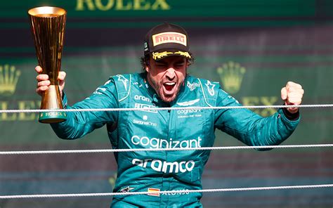 表彰台で喜びを爆発させる3位フェルナンド・アロンソ（アストンマーチン）、2023年11月5日f1サンパウロgp決勝レース Formula1