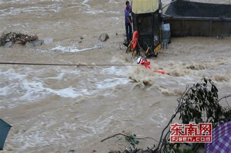 永春：突降暴雨工人被困激流 消防泅渡急救援 城事要闻 东南网泉州频道