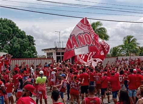 Torcida do América RN provoca aglomeração em frente ao CT do clube