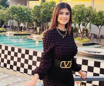 9 Hot Sexy Riya Kanthaliya Bikini Pics