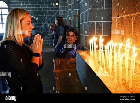 Diyarbakir Turqu A De Octubre De Una Mujer Que Asiste A La