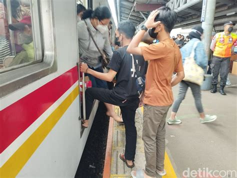 celah peron sejumlah stasiun krl terlalu lebar  anker pun mengeluh