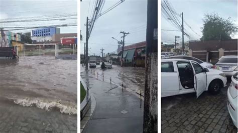 Já é tradição Via principal de Lauro de Freitas alaga após chuva nesta