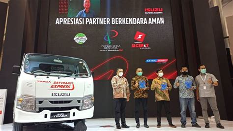 Isuzu Beri Apresiasi Keselamatan Berkendara Kepada Tiga Mitra Bisnisnya