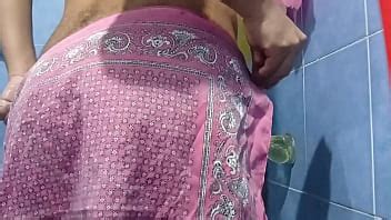 Jugando en el baño con un dildo XVIDEOS