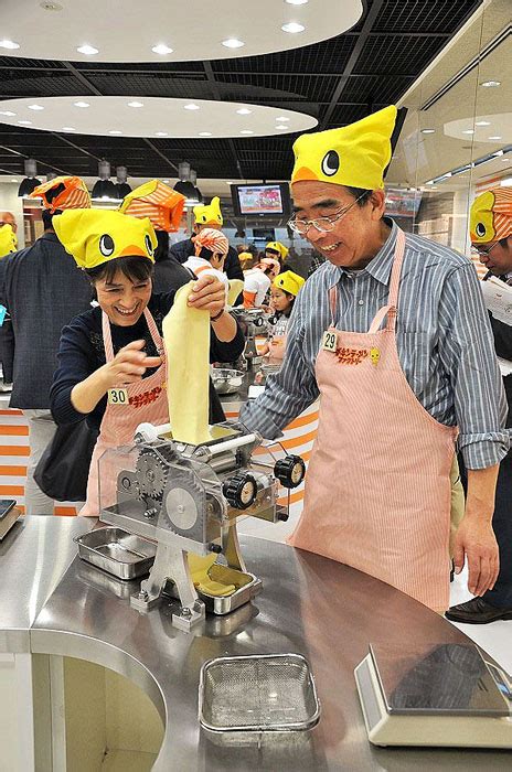 チキンラーメンの製造工程を体験（カップヌードルミュージアム大阪池田） 食品新聞 Web版（食品新聞社）