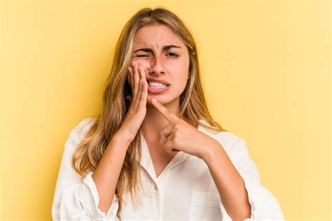 Jovem Mulher Loira Caucasiana Isolada Em Um Fundo Amarelo Tendo Uma