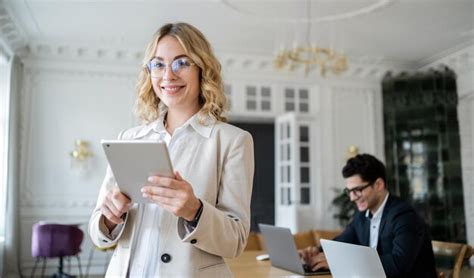 Trabajando En Un Proyecto De Negocios Los Colegas Se Encuentran Con Un