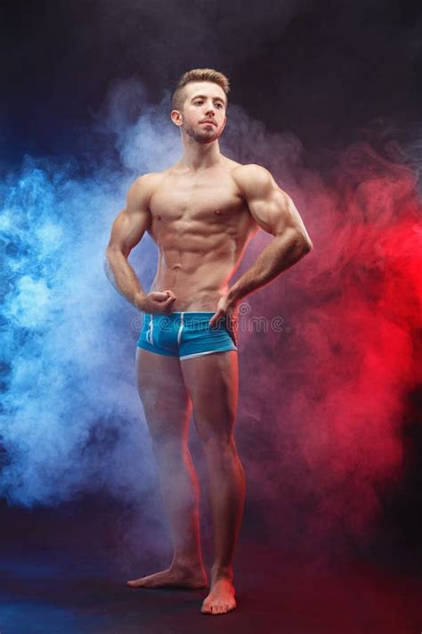 Culturista Muscular Rasgado Hermoso Joven Del Hombre Con Abs Perfecto