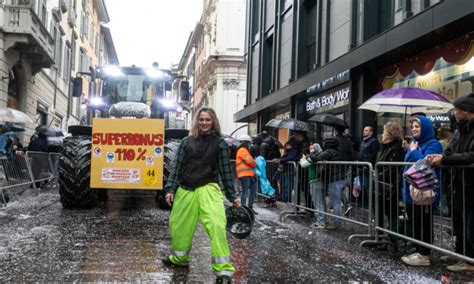 Bergamo Pioggia In Arrivo La Sfilata Di Mezza Quaresima Slitta A