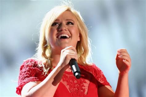 Kelly Clarkson Officially Announces First Christmas Album