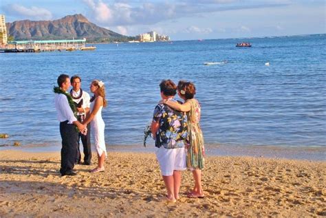 Waikiki Wedding Photos - Bridal Dream Hawaii