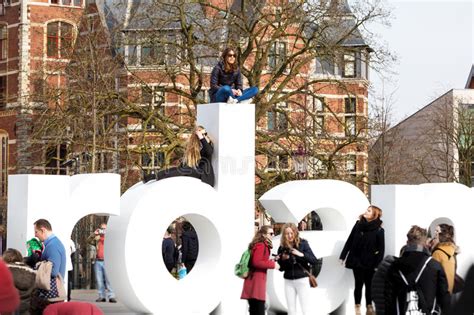 Gente Que Presenta Para La Foto En Las Letras De La Escritura I