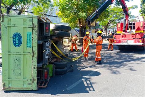 Tali Pengikat Kaca Putus Truk Terguling Di Jalan Arif Rahman Hakim